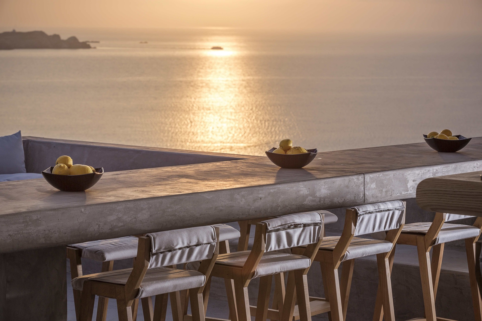 Außenansicht von Bilo Bar mit Blick aufs Meer